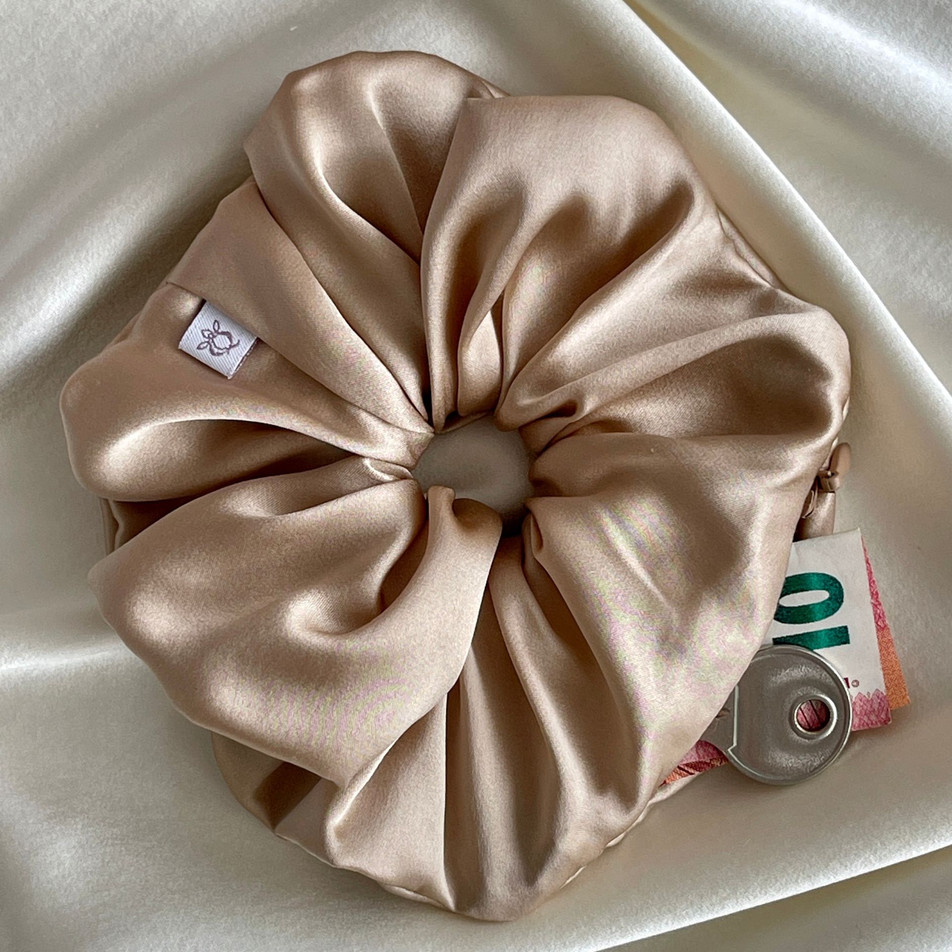 Jedwabna gumka z kieszenia