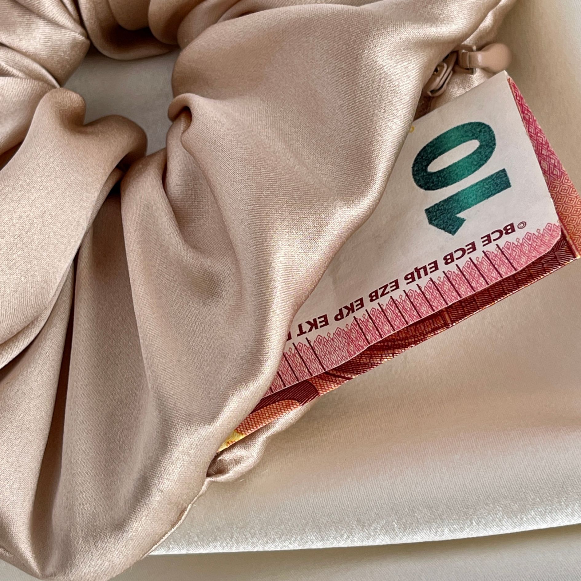 Jedwabna gumka z kieszenia(4)